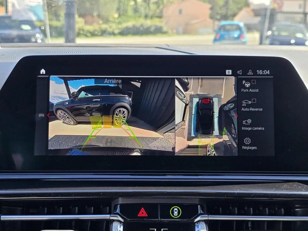 Vue écran multimédia montrant la caméra de recul et la vision 3D d'une BMW Série 8 Cabriolet M8 Competition noir saphir.