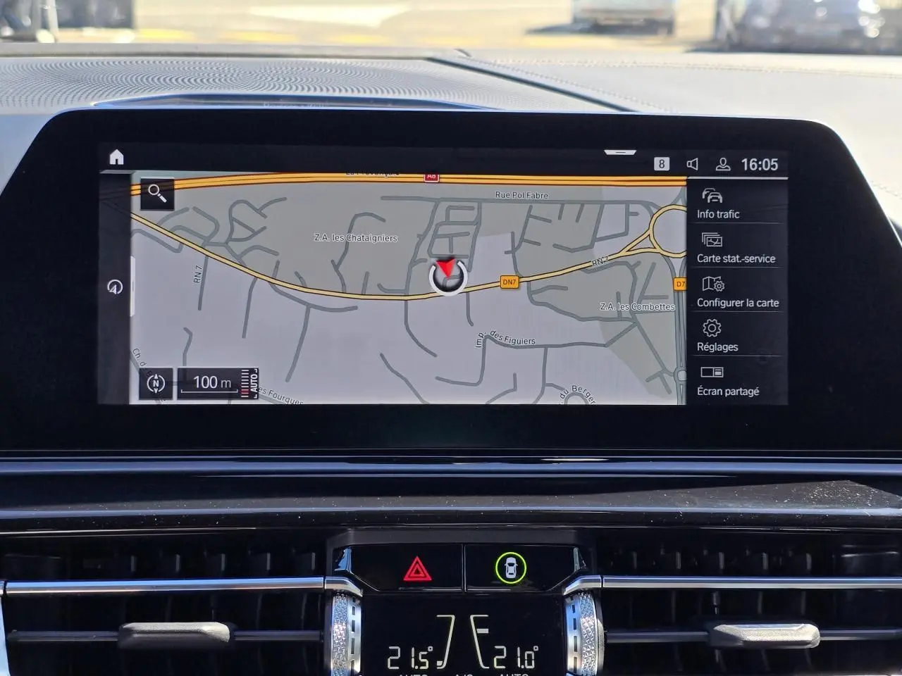 Écran de navigation GPS affichant une carte routière dans l'habitacle d'une BMW Série 8 Cabriolet noir.