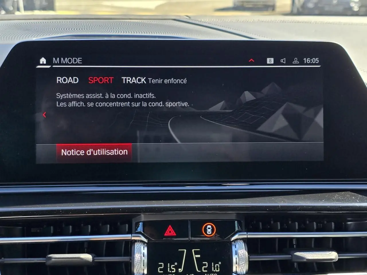 Écran central du tableau de bord BMW Série 8 Cabriolet M8 Competition affichant le mode de conduite Sport en intérieur noir.