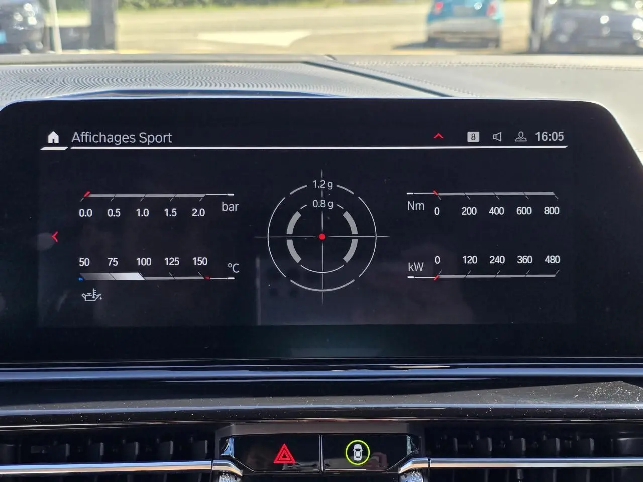 Affichage numérique sportif du tableau de bord de la BMW Série 8 Cabriolet M8 Competition noir saphir métal, vue intérieure.