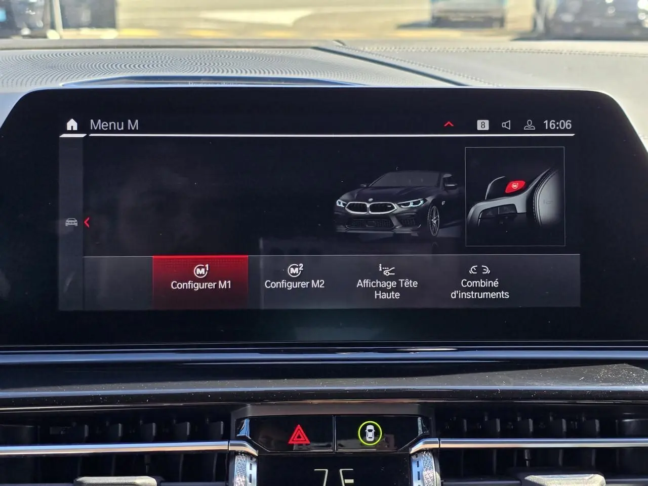 Écran central affichant la configuration M1 d'une BMW Série 8 Cabriolet M8 Competition noir saphir métal.