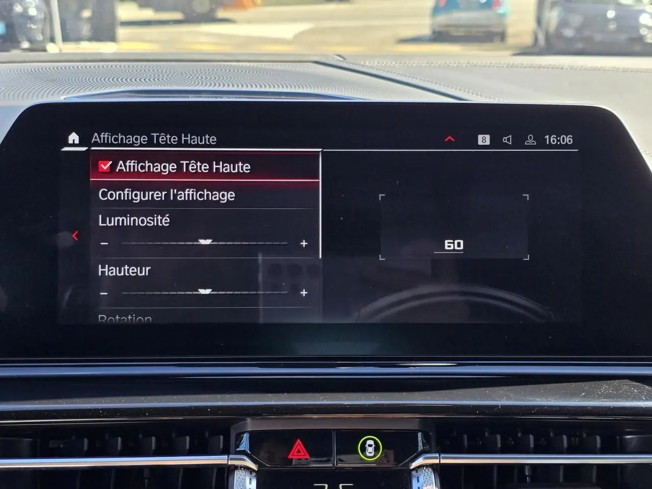 Écran tactile du tableau de bord BMW Série 8 Cabriolet M8 Competition 2021 affichant les réglages de l'affichage tête haute.