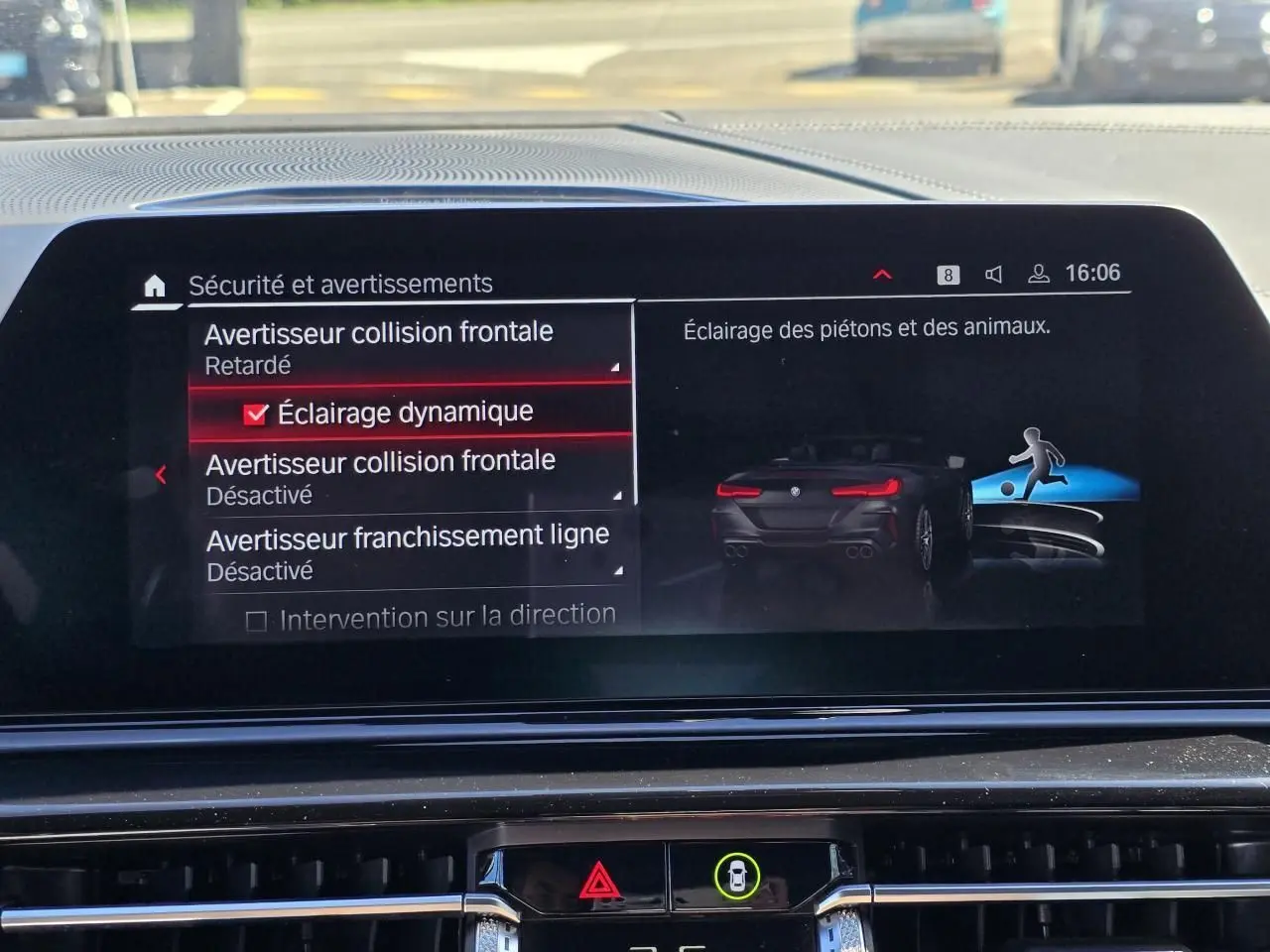 Écran central de la BMW Série 8 Cabriolet M8 Competition 2021 affichant les options de sécurité et avertissements.