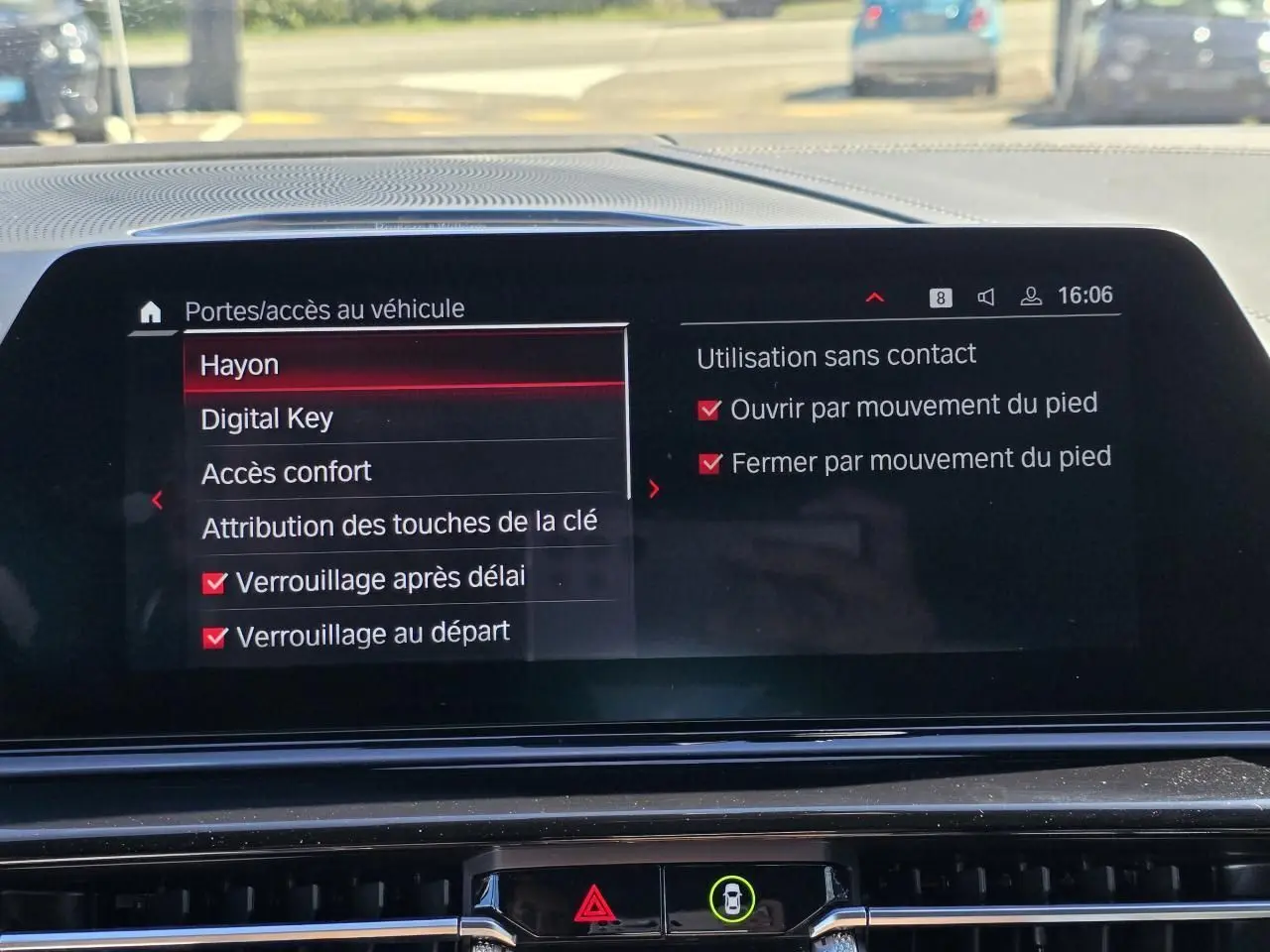 Écran central affichant les réglages d'accès sans contact dans l'habitacle d'une BMW Série 8 Cabriolet noir saphir.