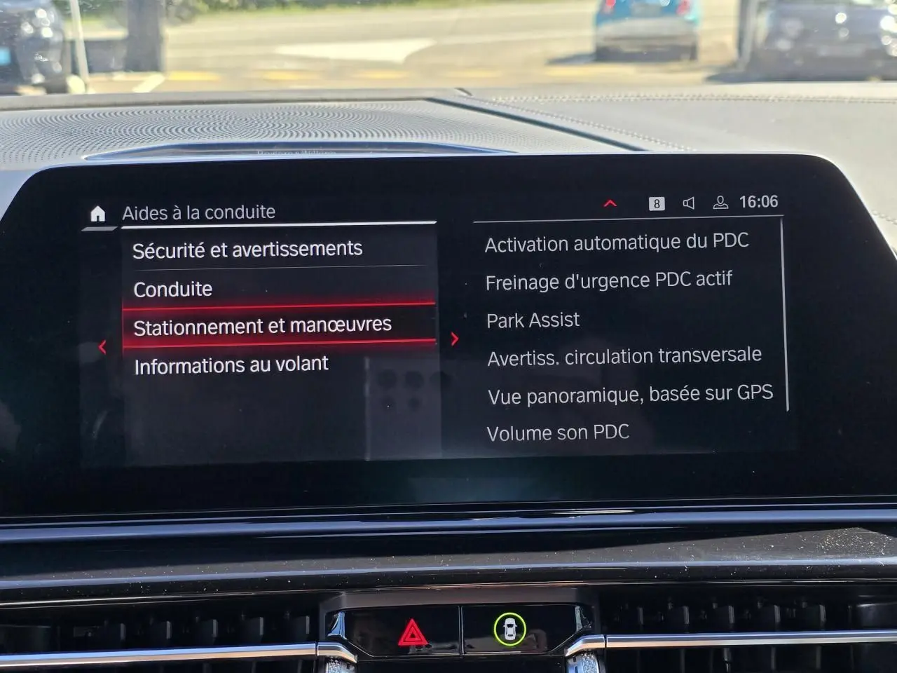 Écran central de la BMW Série 8 Cabriolet M8 Competition 2021 affichant les aides à la conduite, vue intérieure.