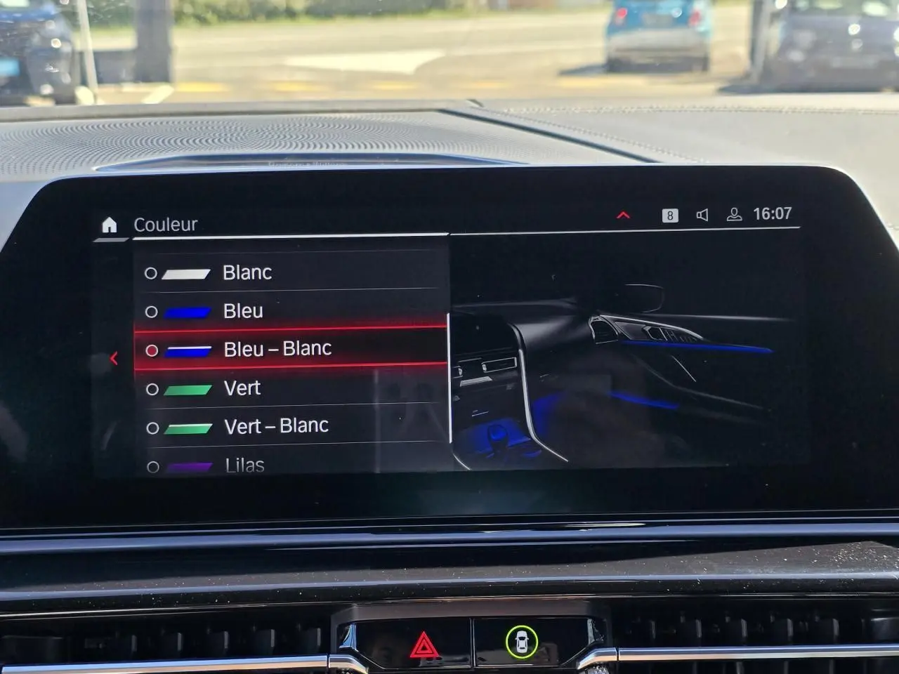 Écran central de la BMW Série 8 Cabriolet M8 Competition 2021 affichant les options de couleur d'ambiance intérieure.