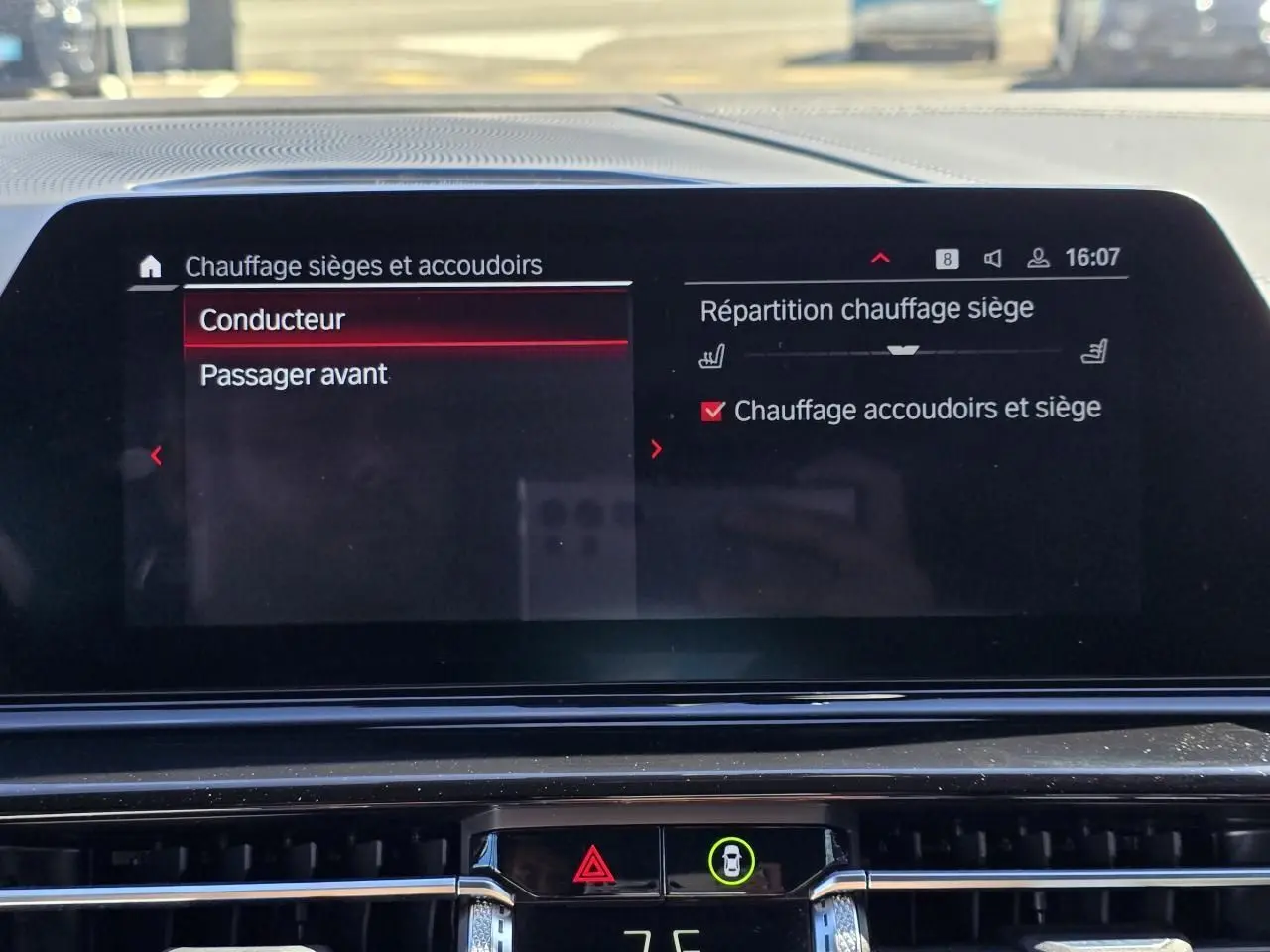 Écran central de la BMW Série 8 Cabriolet M8 Competition 2021 affichant les réglages de chauffage des sièges et accoudoirs.