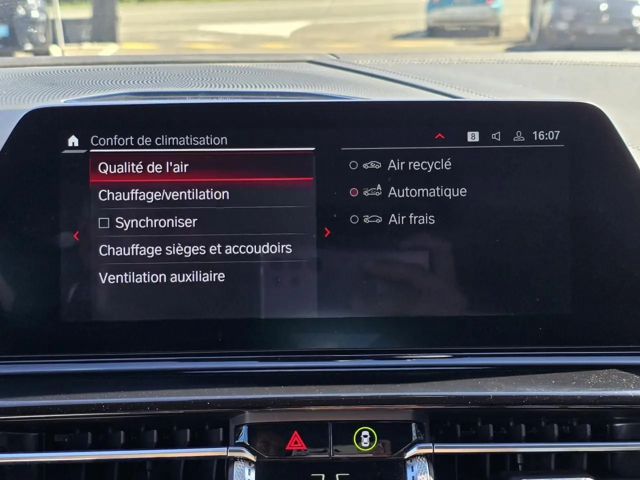 Écran tactile intérieur du tableau de bord BMW Série 8 Cabriolet noir, affichant les réglages de climatisation.