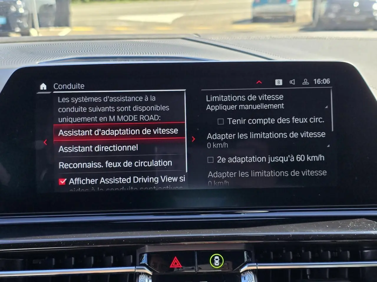 Écran central de la BMW Série 8 Cabriolet M8 Competition 2021 affichant les options d'assistance à la conduite.