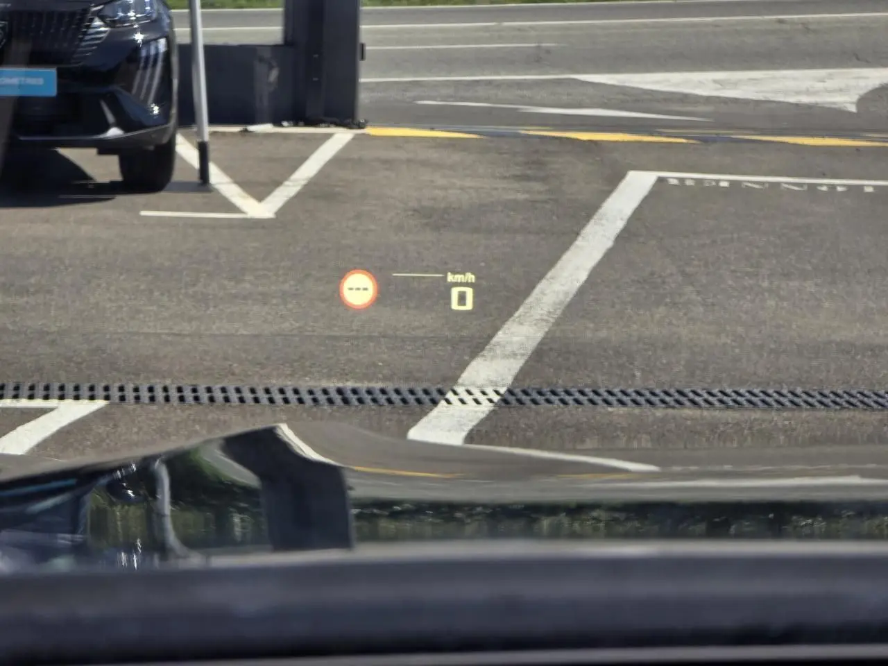 Affichage tête haute montrant la limitation de vitesse sur BMW Série 8 Cabriolet M8 Competition noir, vue depuis l'habitacle.