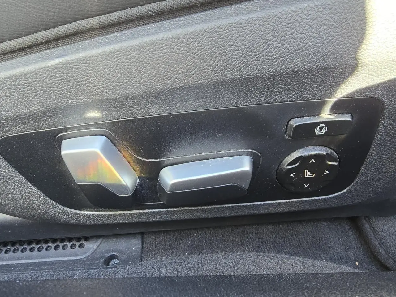 Commandes électriques de réglage du siège avant en cuir noir de la BMW Série 8 Cabriolet M8 Competition.