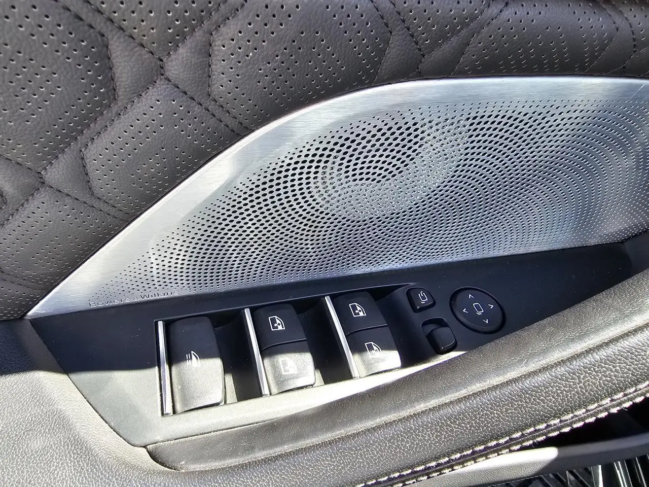 Détail de la porte côté conducteur de la BMW Série 8 Cabriolet M8 Competition 2021, avec haut-parleur Bowers & Wilkins et commandes de vitres.