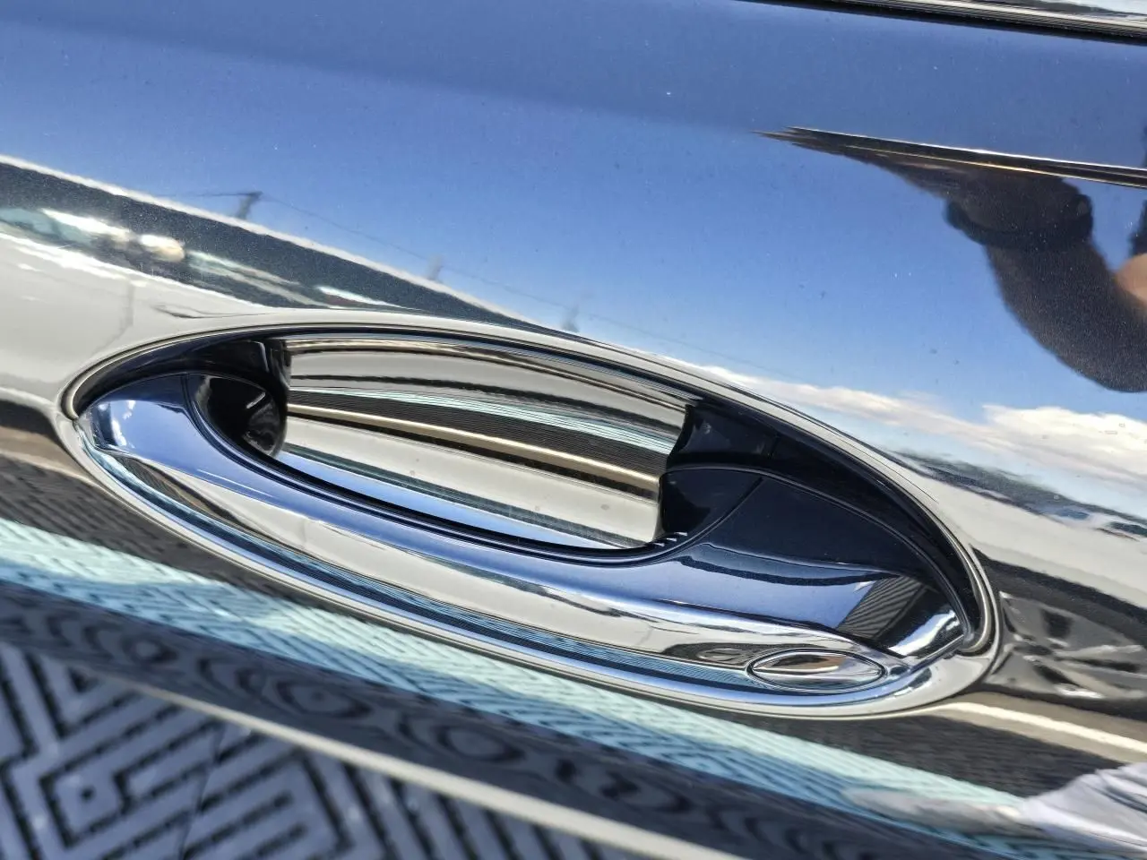 Poignée de porte noire brillante côté droit de la BMW Série 8 Cabriolet M8 Competition 2021 noir saphir métal.