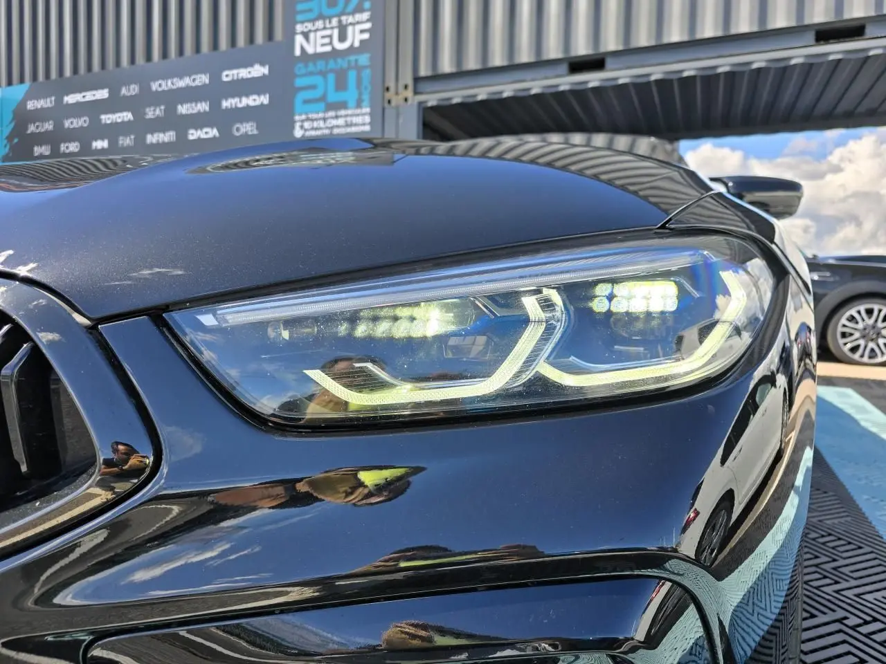Gros plan sur le phare avant droit noir saphir métallisé de la BMW Série 8 Cabriolet M8 Competition 2021