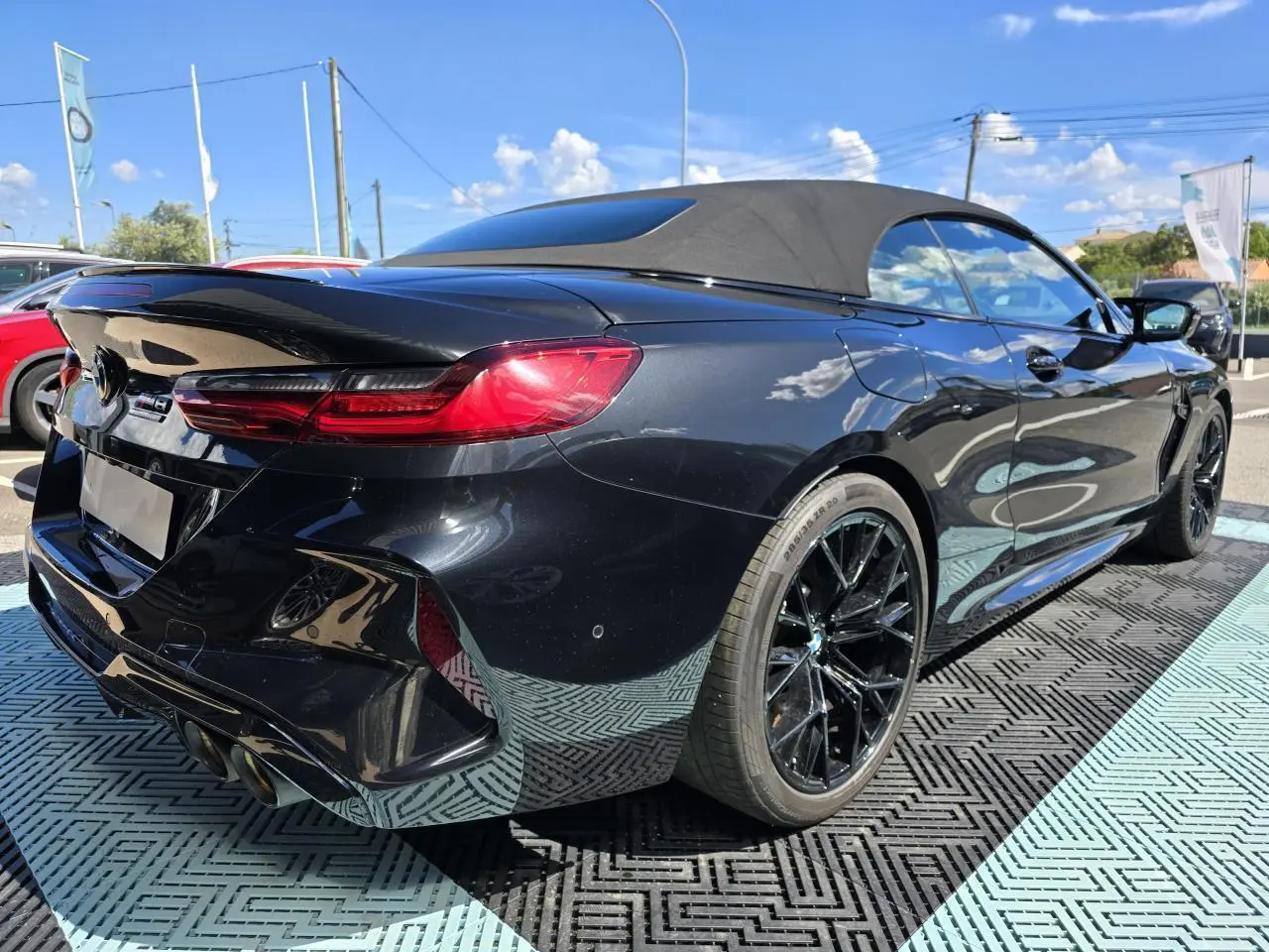 BMW Série 8 Cabriolet M8 Competition noir saphir métal vue 3/4 arrière droit avec capote fermée et jantes noires.