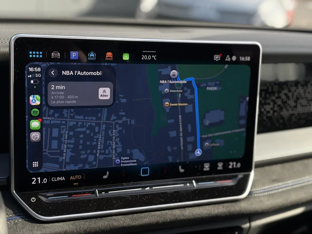 Écran tactile du système de navigation du Volkswagen Tayron gris dauphin, vue intérieure centrée sur la console centrale.