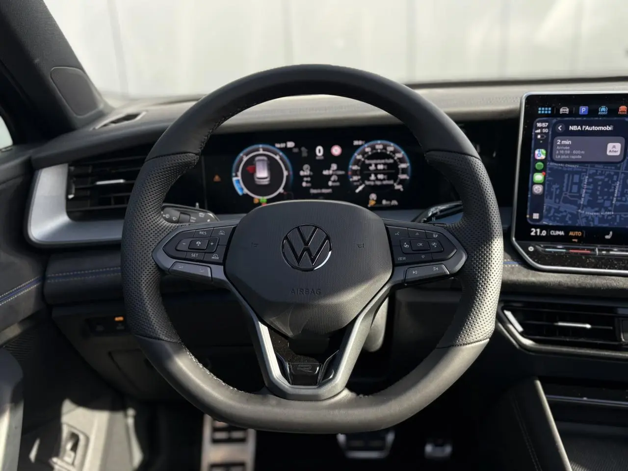 Volant sport cuir multifonction Volkswagen Tayron 2025 vu de face avec tableau de bord digital et écran tactile.