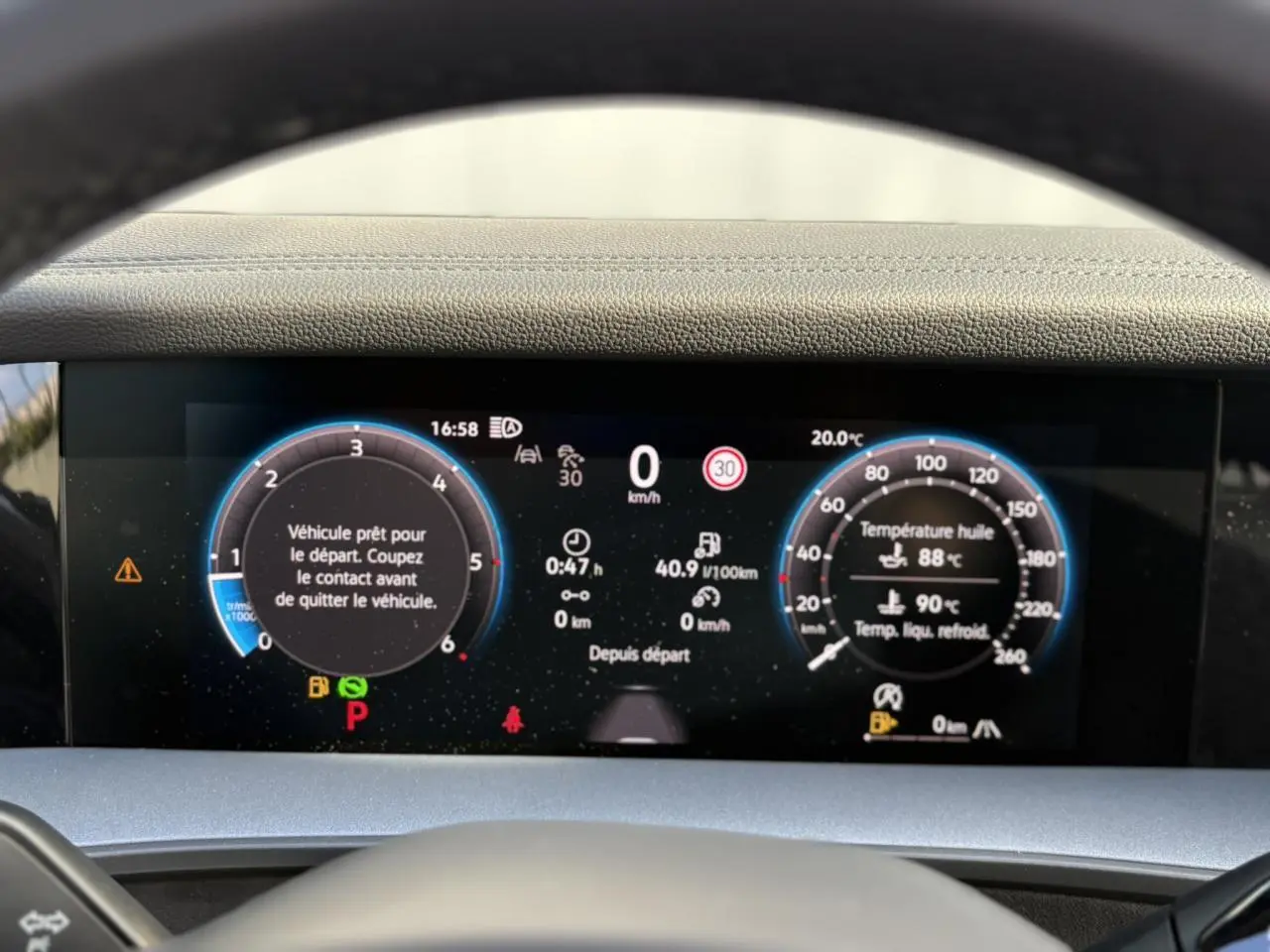 Tableau de bord numérique du Volkswagen Tayron 2025 affichant les compteurs et alertes en vue frontale.