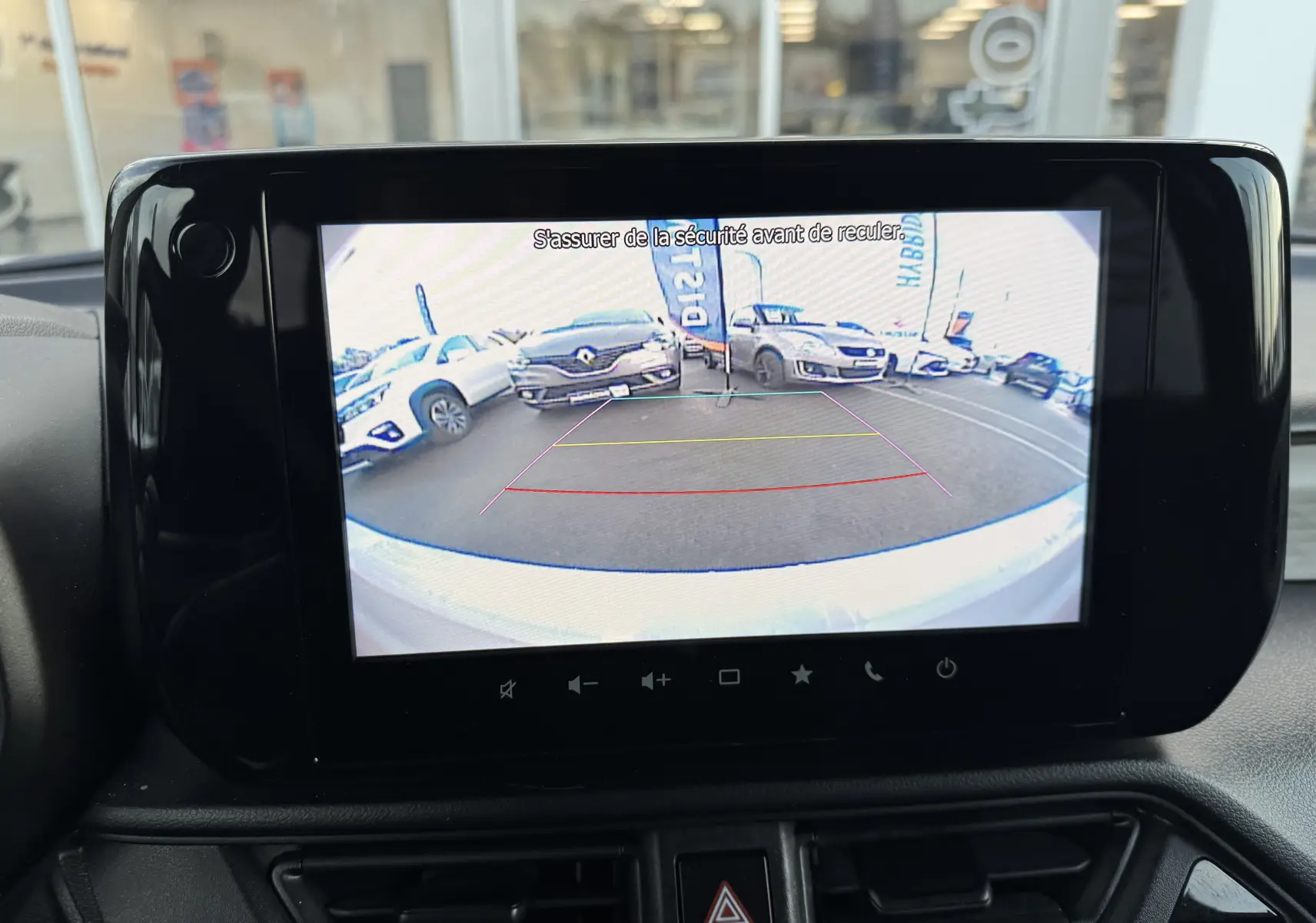 Affichage de la caméra de recul de la Suzuki Swift blanche 1.2 Privilège, vue arrière avec lignes de guidage colorées.