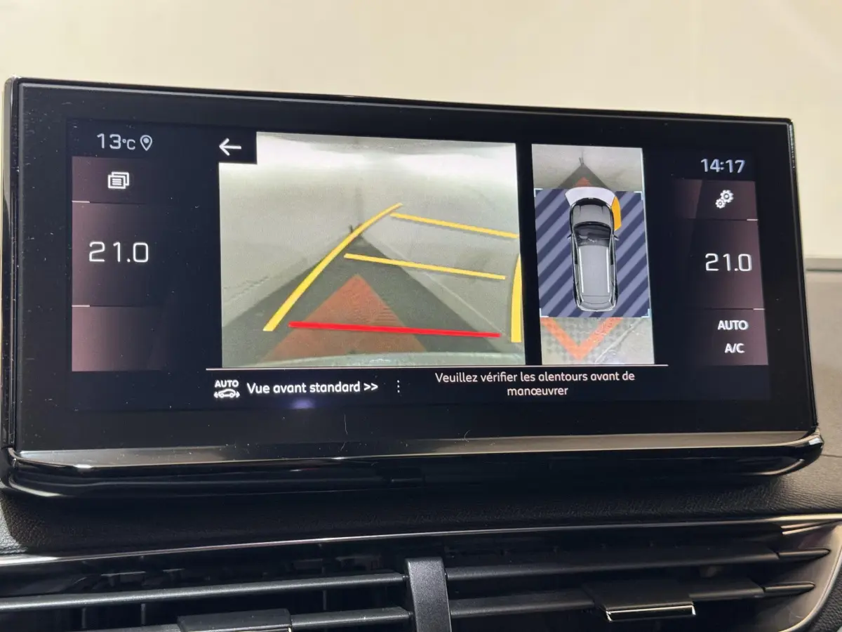 Écran tactile central du Peugeot 3008 GT 2021 montrant la caméra de recul et l'aide au stationnement en vue avant.