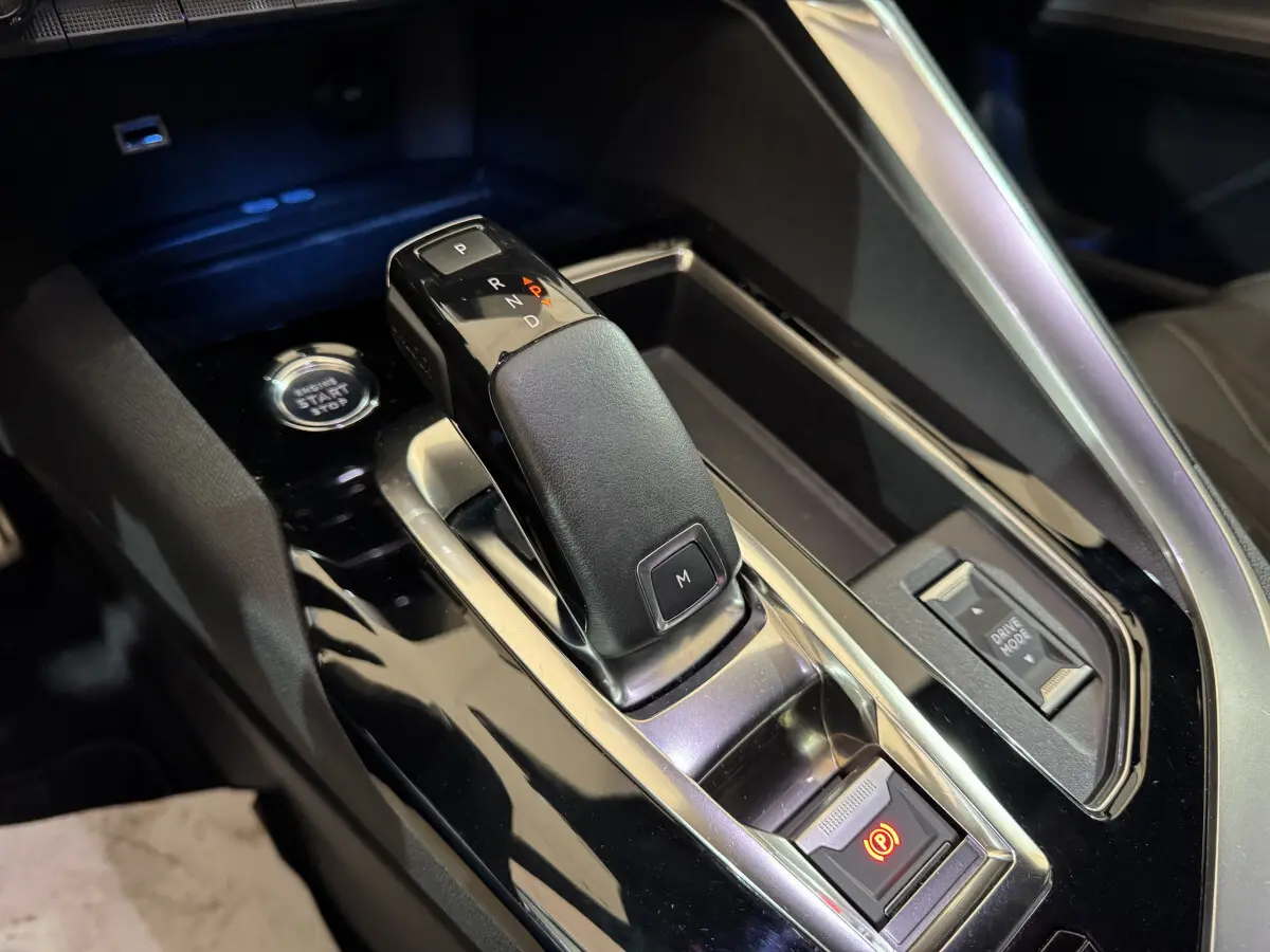 Le levier de boîte automatique noir et cuir du Peugeot 3008 GT 2021, vu en gros plan intérieur central.