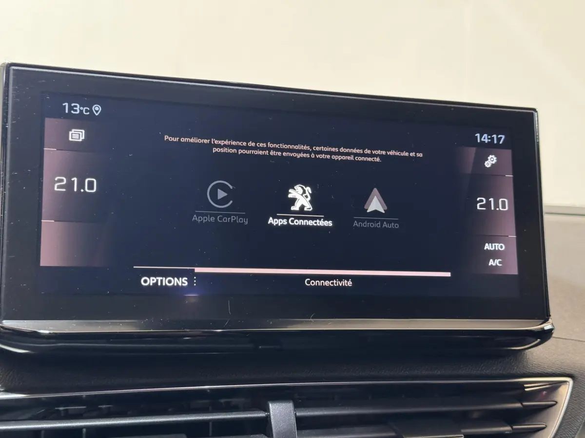 Écran tactile central du Peugeot 3008 GT 2021 affichant Apple CarPlay et Android Auto, ambiance intérieure noire.