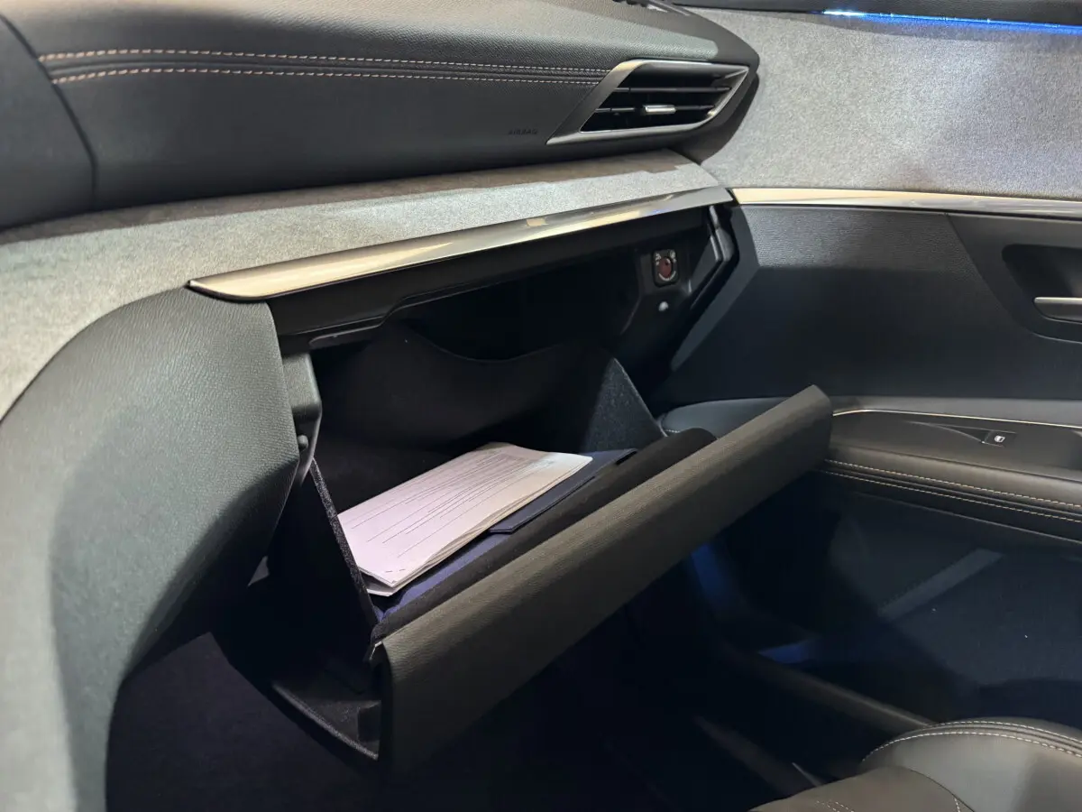 Gant de rangement ouvert côté passager du Peugeot 3008 GT 2021, intérieur noir et gris avec surpiqûres contrastées.