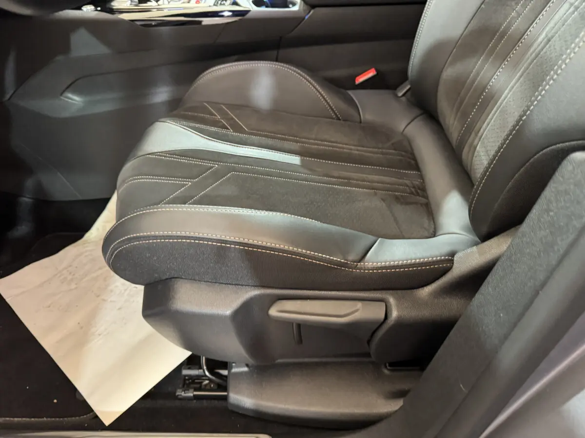Gros plan sur le siège avant droit en cuir noir et suédine du Peugeot 3008 GT gris clair de 2021.