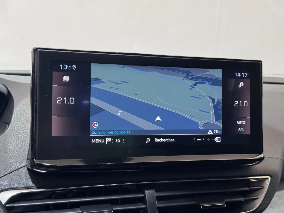 Écran tactile central 10 pouces du Peugeot 3008 GT 2021 affichant une carte de navigation en intérieur.