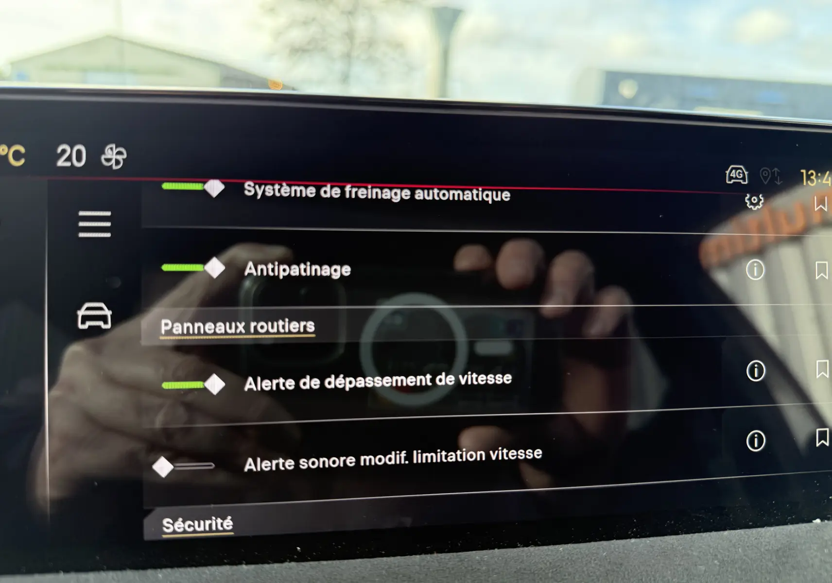Écran tactile intérieur du DS3 hybride 2025 affichant les options de sécurité et d’alerte de vitesse.