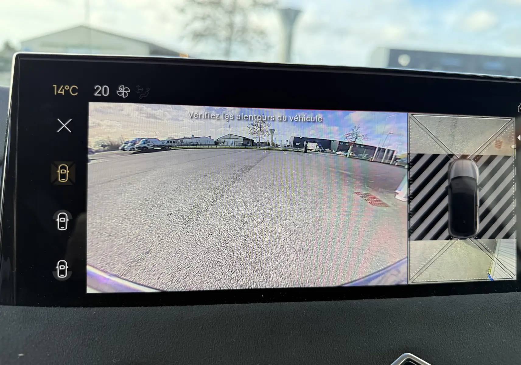 Écran de caméra de recul du DS3 Hybride 145 gris Artense avec toit noir, vue arrière et top-down du véhicule.