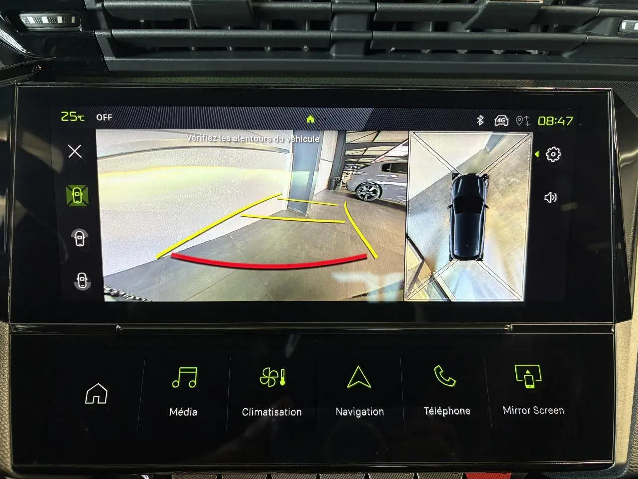 Vue écran intérieur de la caméra de recul avec affichage 360° dans un Peugeot 308 gris Selenium, version GT 2025.