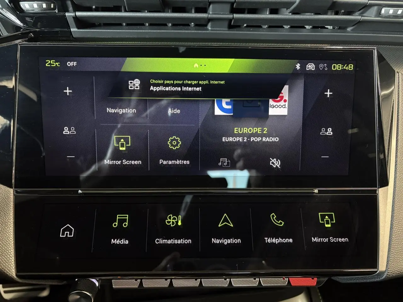 Écran tactile central du tableau de bord de la Peugeot 308 GT 2025, affichant les options multimédia et navigation.