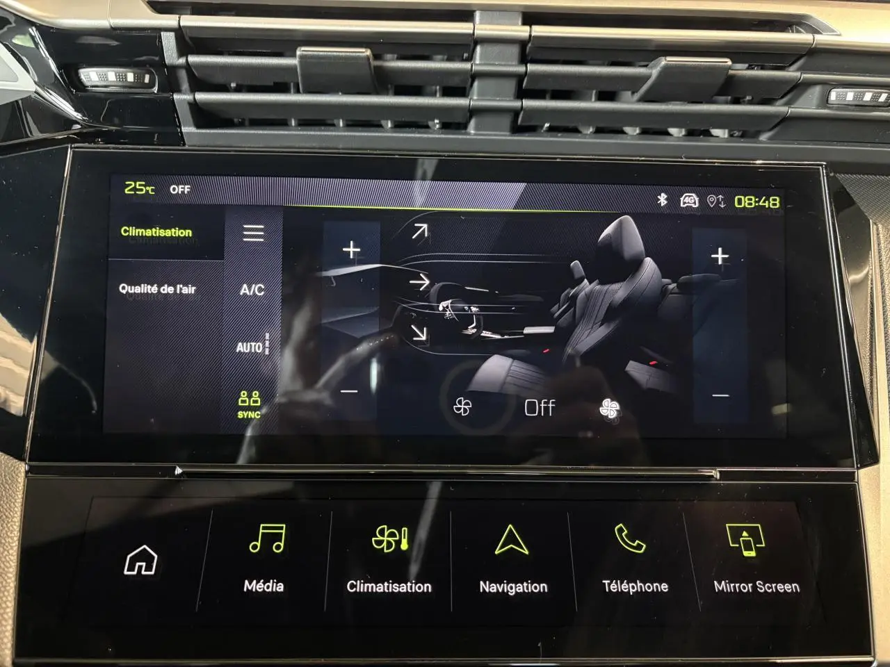 Écran tactile central de la Peugeot 308 GT 2025 montrant le réglage de la climatisation avec interface moderne noire.