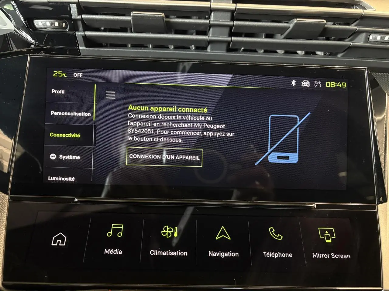 Écran tactile central du tableau de bord de la Peugeot 308 GT 2025, affichant le menu connectivité.