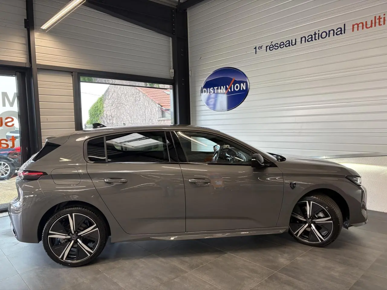 Peugeot 308 GT gris selenium vue de profil côté gauche, avec jantes alliage 18'' Kamakura diamantées.