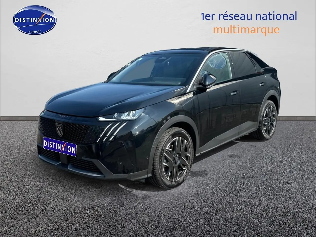 Peugeot 3008 noir perla nera vue 3/4 avant droit, jantes alu et phares LED distinctifs visibles.