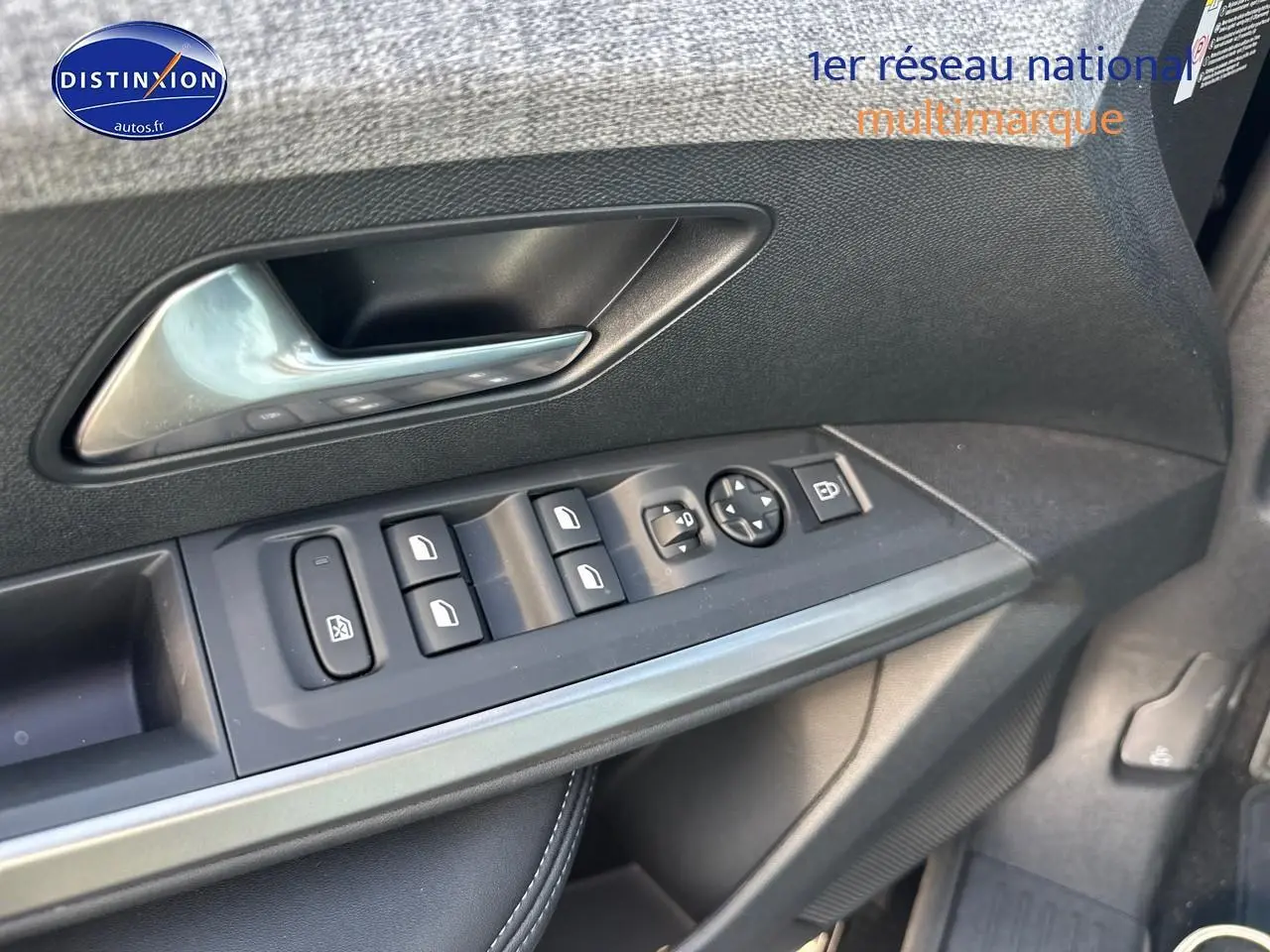 Détail de la porte côté gauche de la Peugeot 3008 noire, montrant les commandes des vitres et rétroviseurs électriques.