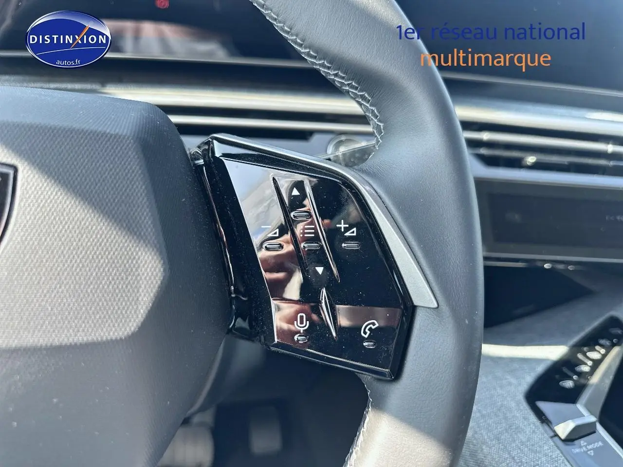 Gros plan sur les commandes multifonctions côté gauche du volant cuir du Peugeot 3008 noir Perla Nera 2025.