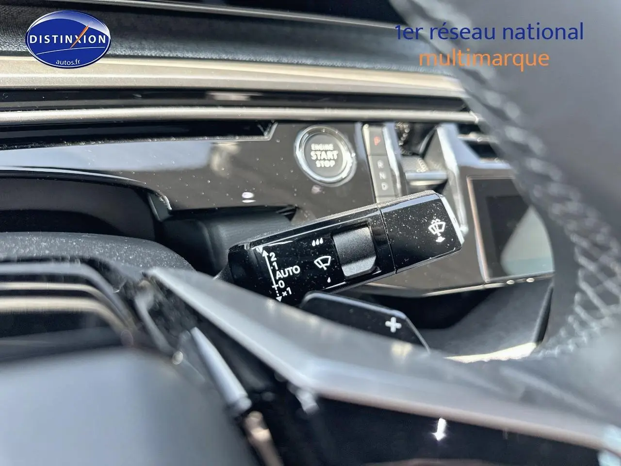 Gros plan intérieur sur la commande d'essuie-glace et le bouton start/stop du Peugeot 3008 noir perla nera 2025.