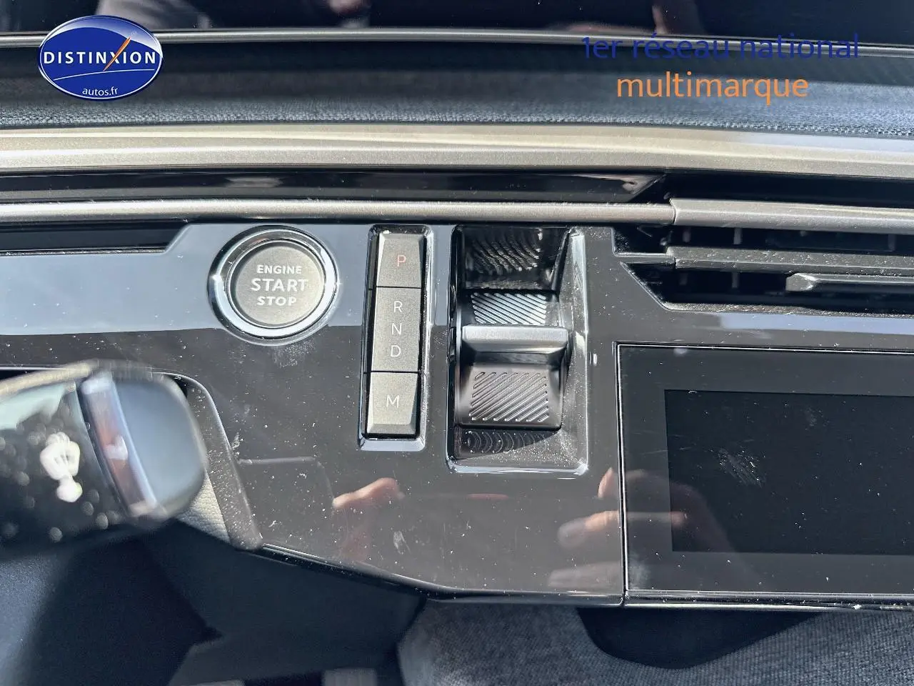 Détail de la console centrale noire du Peugeot 3008 2025 avec bouton start/stop et commandes de boîte automatique.
