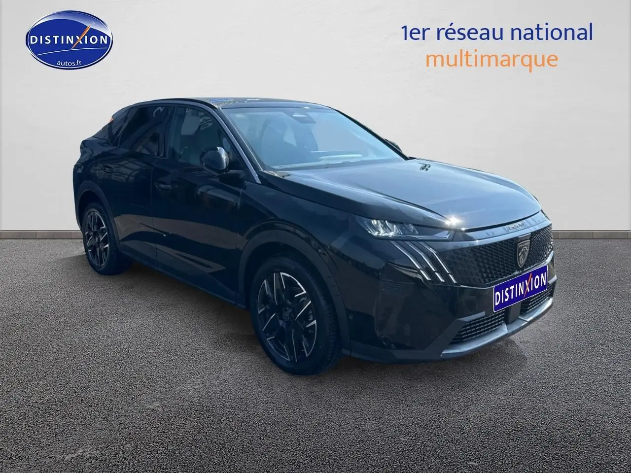 Peugeot 3008 noir perla nera vue 3/4 avant avec calandre distinctive et jantes alliage noires.