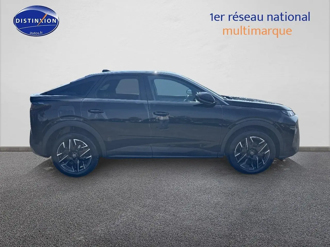 Peugeot 3008 noir perla nera vue de profil côté gauche, jantes alliage et lignes dynamiques visibles.