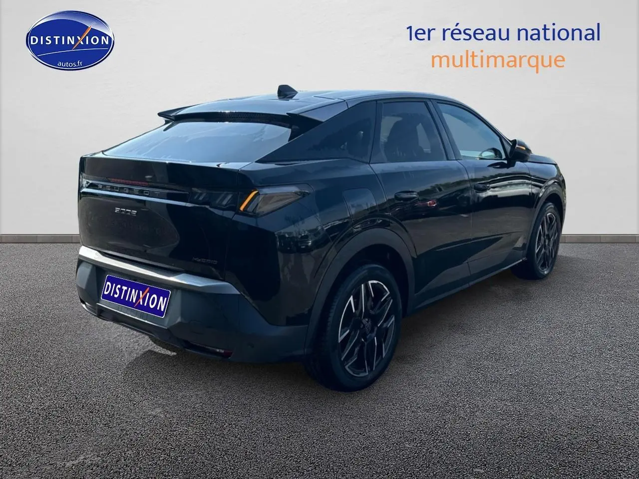 Peugeot 3008 noir perla nera vue 3/4 arrière droit, avec jantes alu et feux arrière LED distinctifs.