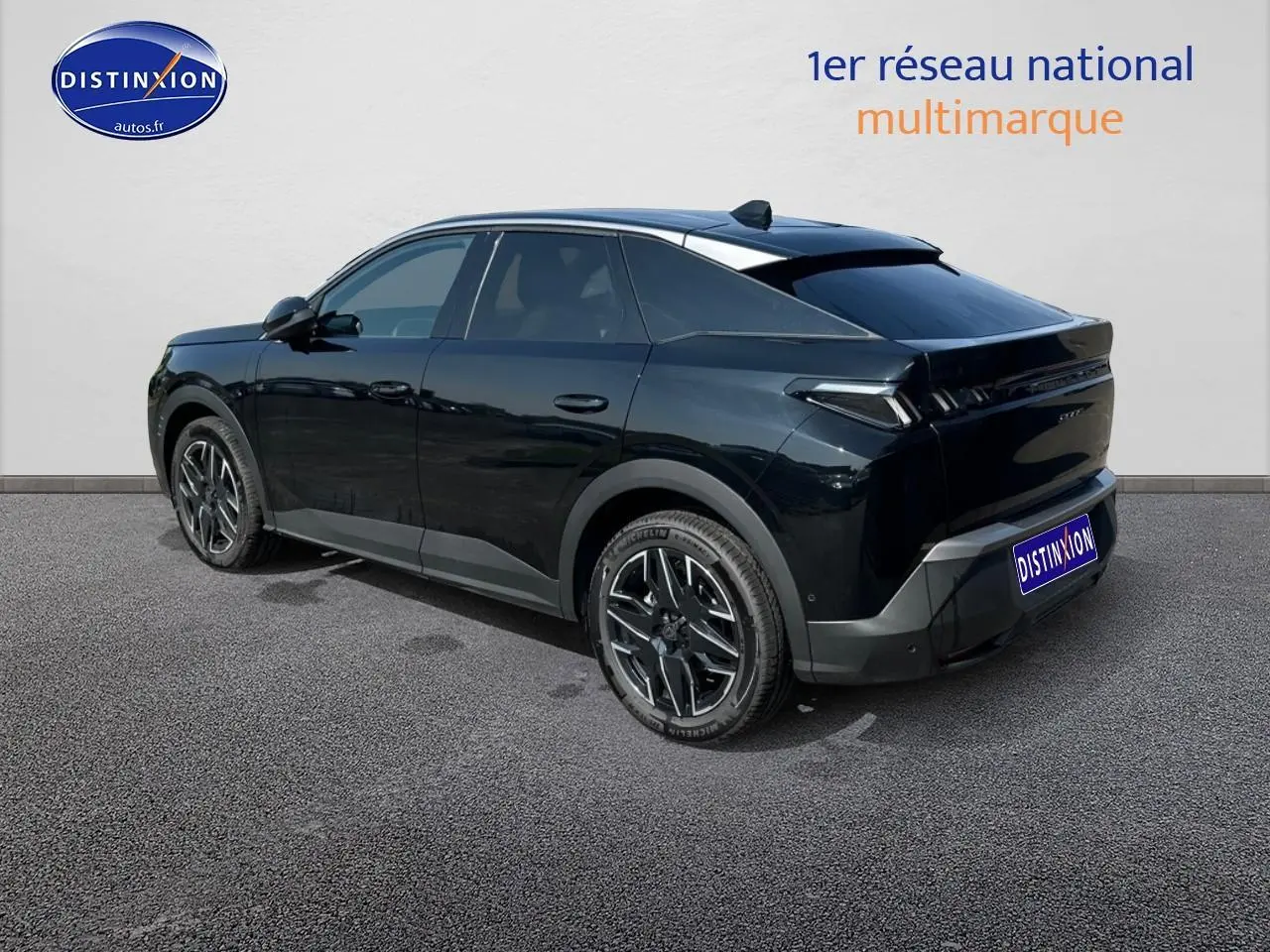 Peugeot 3008 noir perla nera vue 3/4 arrière côté gauche, jantes alu et feux arrière LED distinctifs.