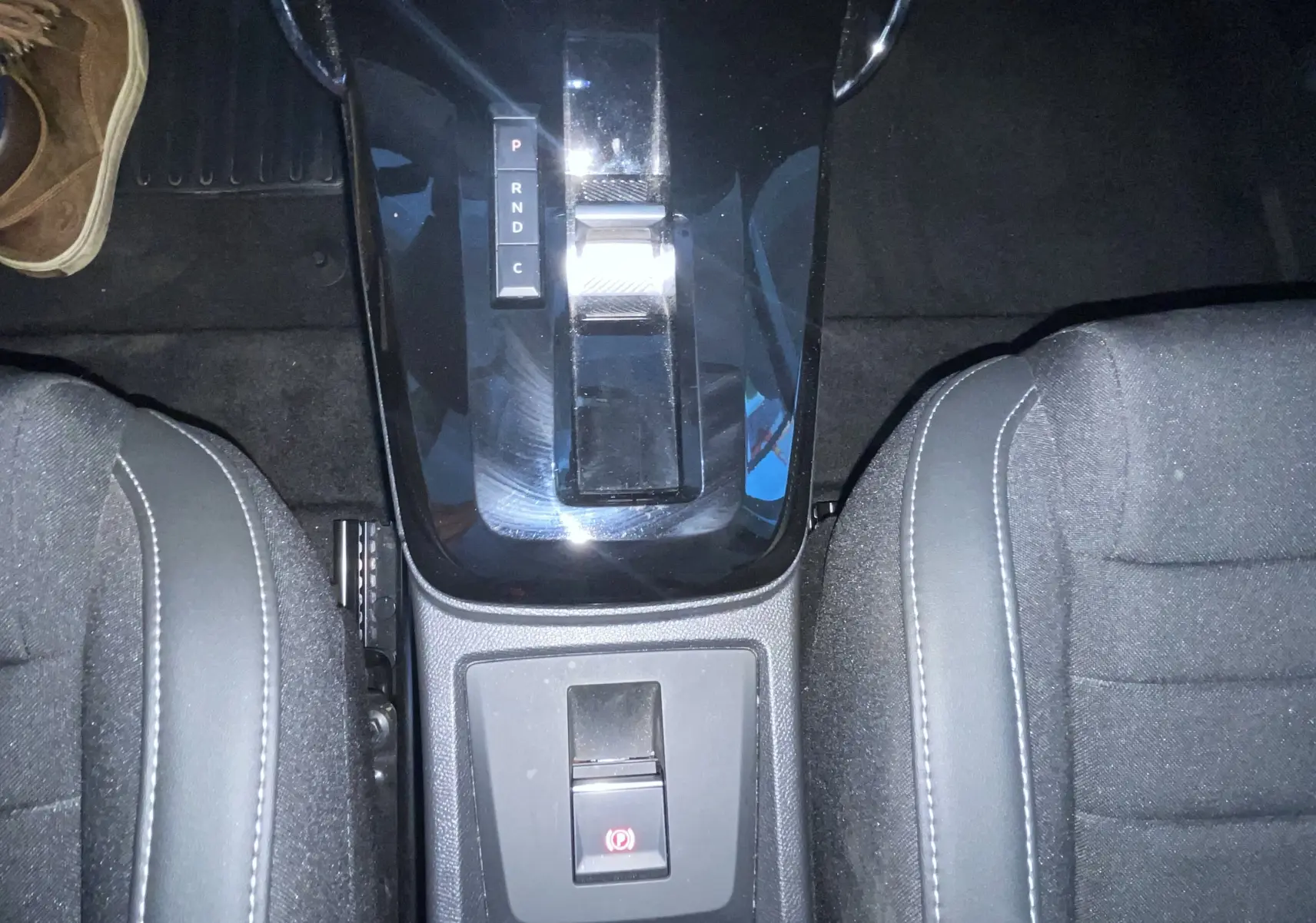 Vue plongeante sur la console centrale noire brillante et levier de vitesses automatique de la Citroën E-C3 113 MAX 2025.