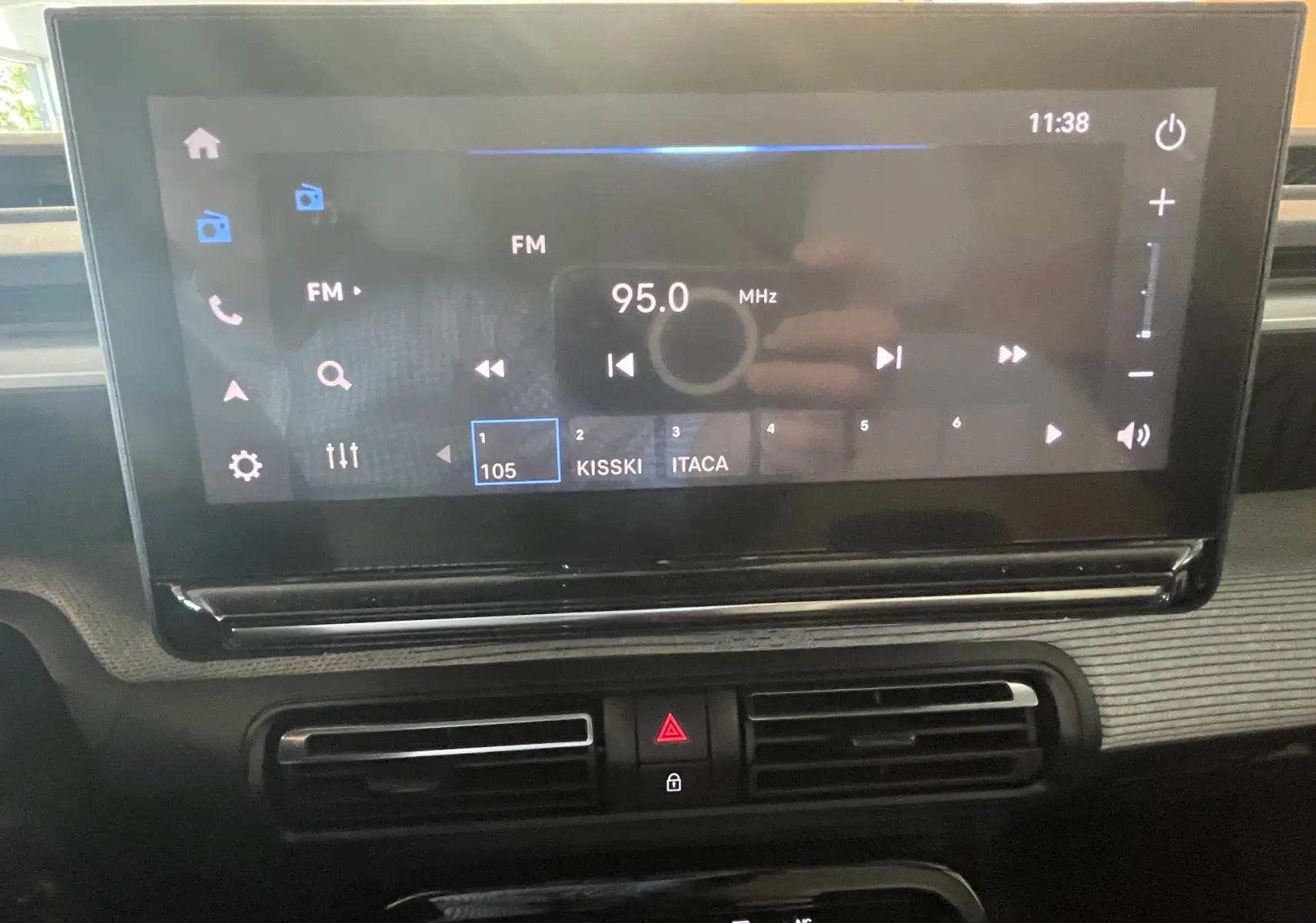 Écran tactile 10 pouces du tableau de bord de la Citroën E-C3 113 MAX 2025, intérieur noir, affichage radio FM.