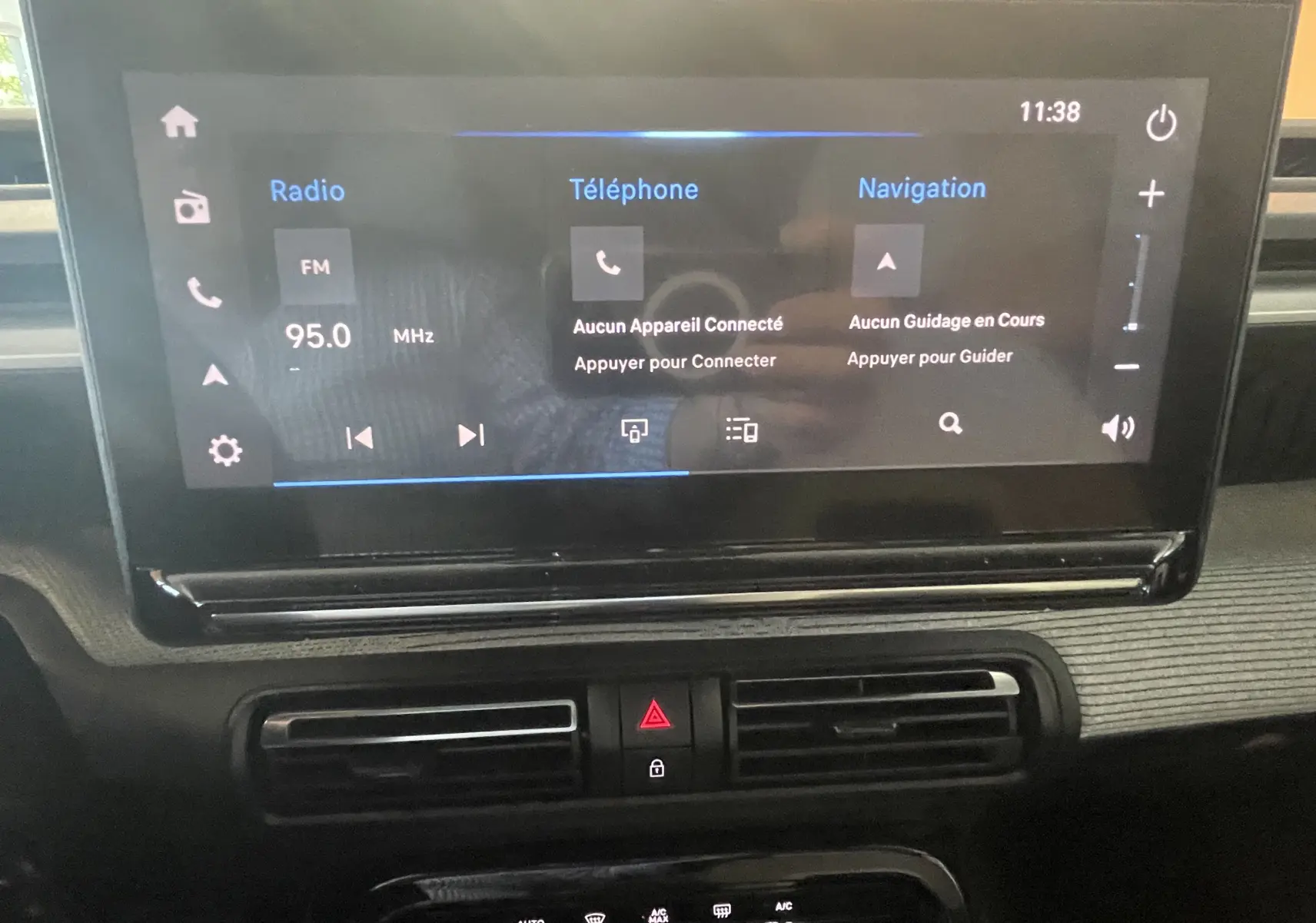 Écran tactile 10 pouces du tableau de bord noir du Citroën E-C3 113 MAX 2025 affichant radio, téléphone et navigation.