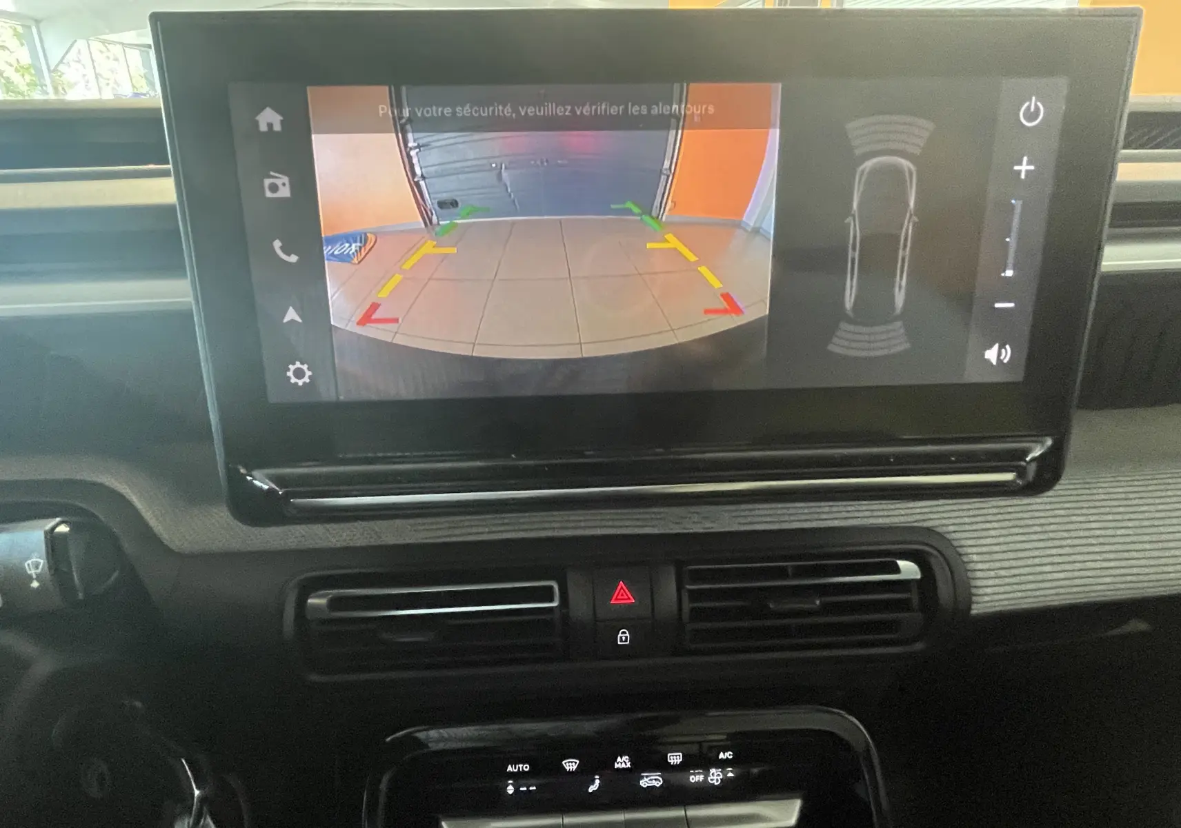 Écran tactile 10 pouces montrant la caméra de recul dans l’habitacle d’une Citroën C3 E-C3 113 MAX noire 2025.