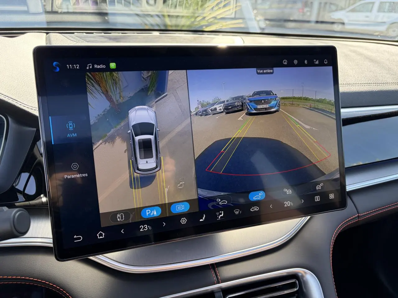 Écran tactile intérieur du BYD SEAL U 2025 montrant la caméra de recul et la vue 360° en mode parking.